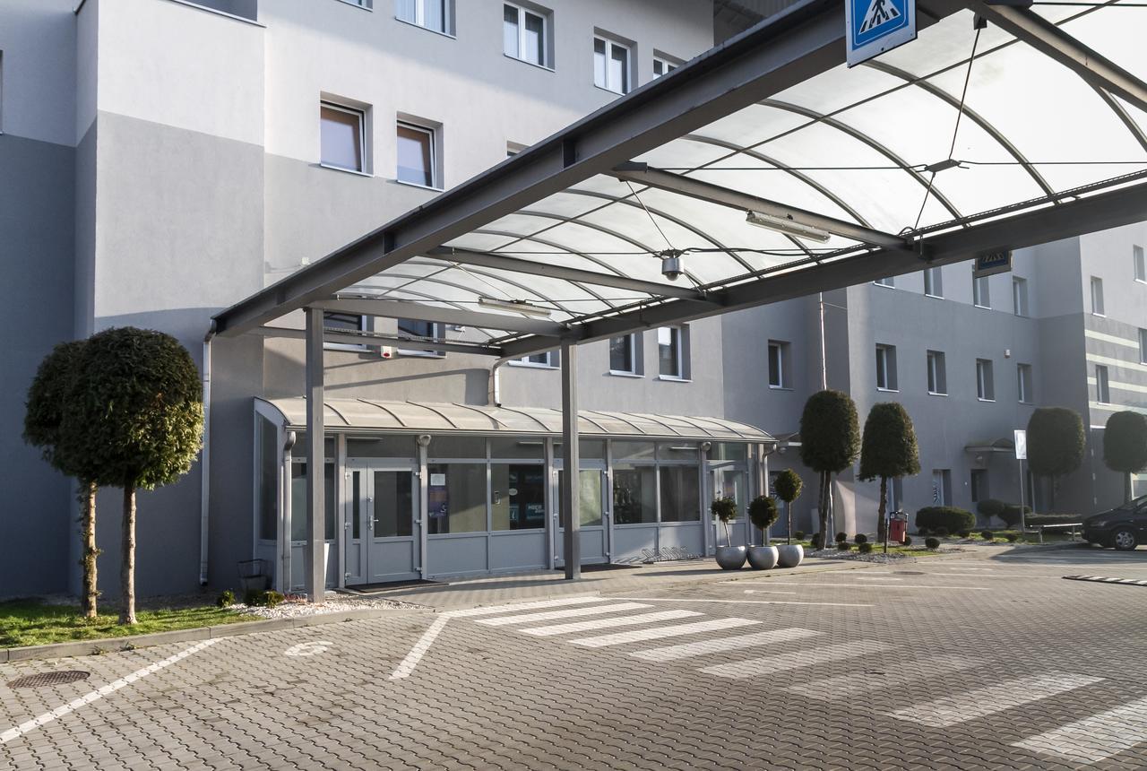 Hotel Dom Sportowca Błonie - MOSiR Sanok Zewnętrze zdjęcie
