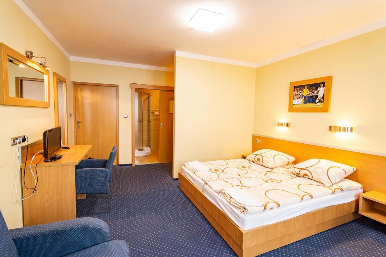 Hotel Dom Sportowca Błonie - MOSiR Sanok Zewnętrze zdjęcie