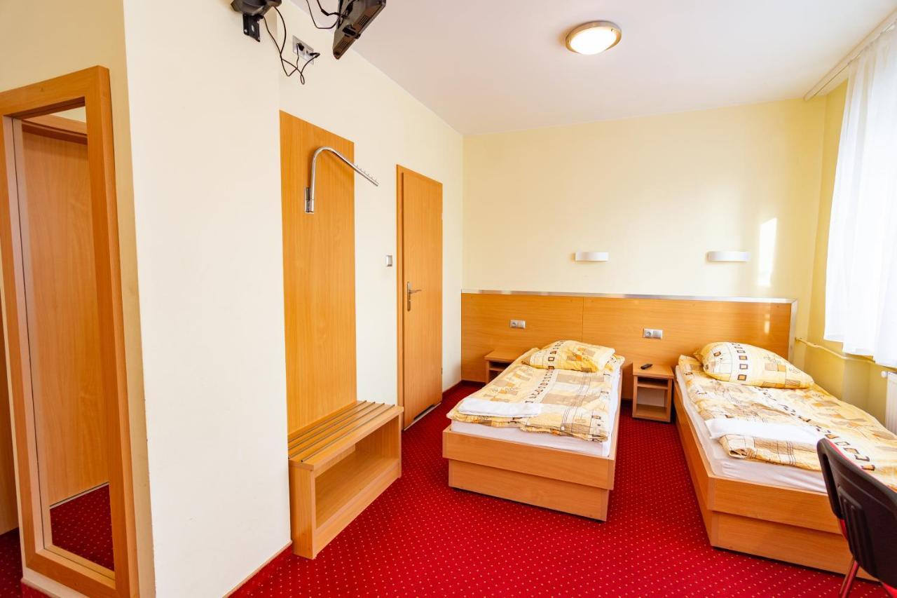 Hotel Dom Sportowca Błonie - MOSiR Sanok Zewnętrze zdjęcie