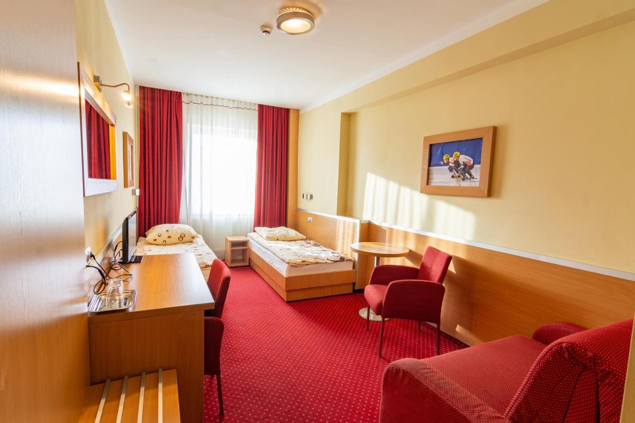 Hotel Dom Sportowca Błonie - MOSiR Sanok Zewnętrze zdjęcie