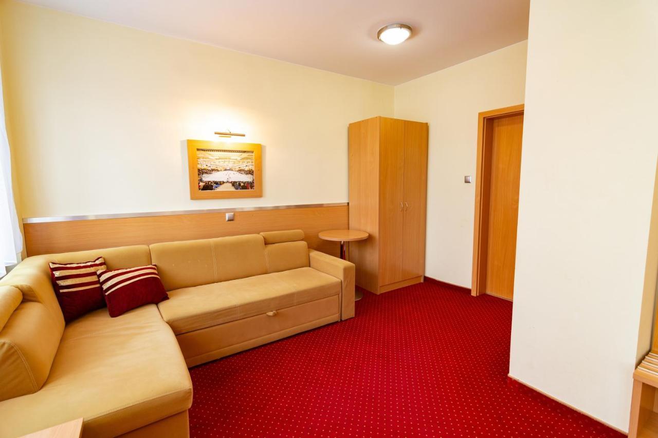 Hotel Dom Sportowca Błonie - MOSiR Sanok Zewnętrze zdjęcie